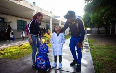 La alegría y el entusiasmo de Joel en su primer día de clases en Salta