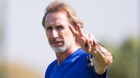 Ricardo Gareca ensaya con Diego Godín y lo piensa como titular en Vélez
