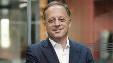 Envuelto en un escándalo, el presidente de la BBC anunció su renuncia