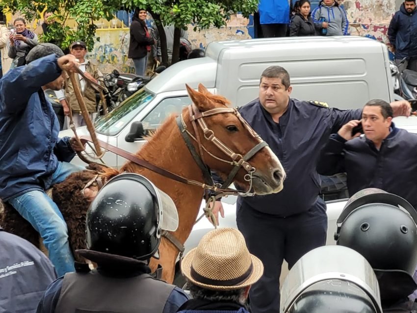 Incidentes con manifestantes a caballo frente a Casa de Gobierno – Las noticias más importantes de Chaco