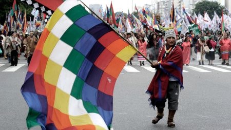 Pueblos originarios acampan en Plaza de Mayo por ‘derechos con perspectiva indígena’
