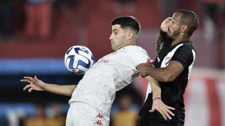 Huracán perdió con Danubio en Montevideo y se complicó su pase de ronda