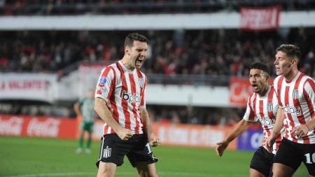 Estudiantes, que debe golear para ganar su zona, vence a Oriente Petrolero