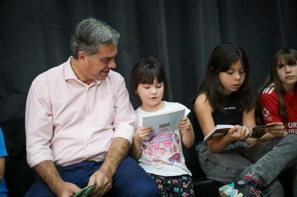 Con la visita del gobernador se puso en marcha la primera Feria del Libro Infantil y Juvenil en Puerto Tirol