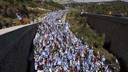 Decenas de miles de israelíes marchan hacia el Parlamento contra la reforma judicial