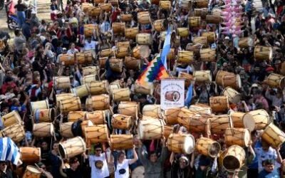 Miles de turistas argentinos y extranjeros se unieron a la XXI Marcha de los Bombos