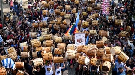 Miles de turistas argentinos y extranjeros se unieron a la XXI Marcha de los Bombos