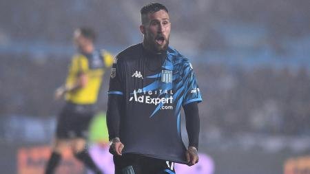 Racing se hizo fuerte ante su gente, le ganó a Newell´s agónicamente y trepó a la punta