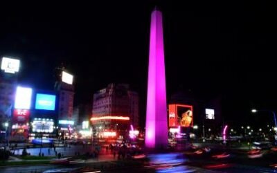 Edificios y monumentos se iluminaron de rosa por el Día Mundial del Cáncer de Mama