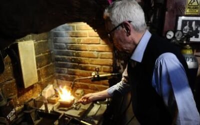 Con material bélico de varios conflictos Pallarols elaboró una ‘rosa por la paz’