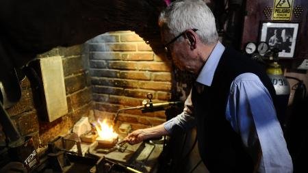 Con material bélico de varios conflictos Pallarols elaboró una ‘rosa por la paz’