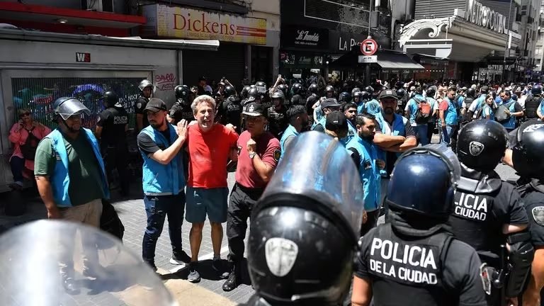 VIDEO| Masiva marcha de la CGT a Tribunales e incidentes con la Policía en la desconcentración – Las noticias más importantes de Chaco
