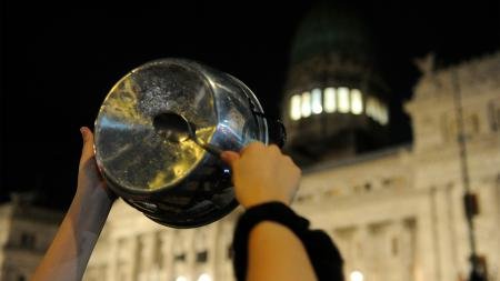 Cacerolazos en todo el país contra el megaproyecto de ley presentado al Congreso