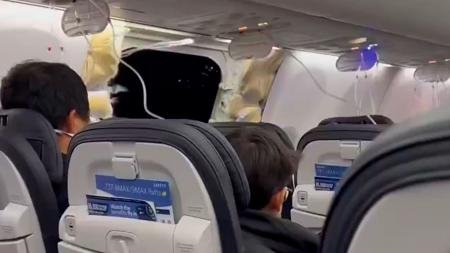 Un profesor de Oregón encontró la puerta de un avión en su patio