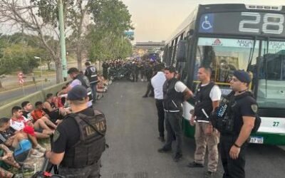 Treinta detenidos por enfrentamiento de dos facciones de la barra de River