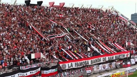 matan a un hincha de Chacarita con una puñalada en plena tribuna