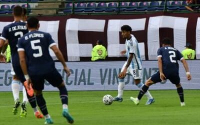 Argentina, con sufrimiento y en la última, le empató a Paraguay y aún sueña con París