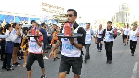 Una maratón de mozos y camareras con mega torta incluida se celebró en Mar del Plata