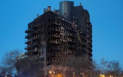 Ascienden a diez los muertos tras un voraz incendio en un edificio en Valencia